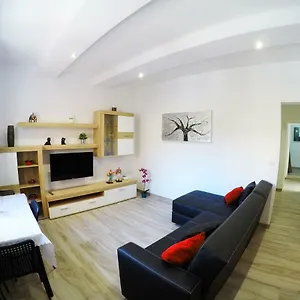 apartamentos-ainara.adeje-hotels.com/